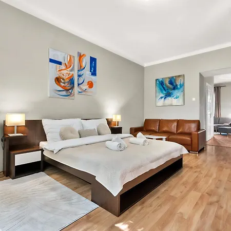 Spacious With Balcony - Old Town Apartment