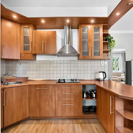Spacious With Balcony - Old Town Apartman