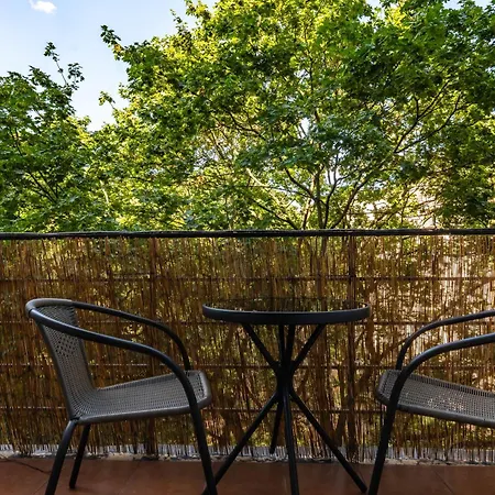 Spacious With Balcony - Old Town Apartment *