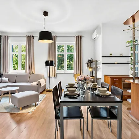 Spacious With Balcony - Old Town Apartment