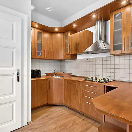 Apartment Spacious With Balcony - Old Town