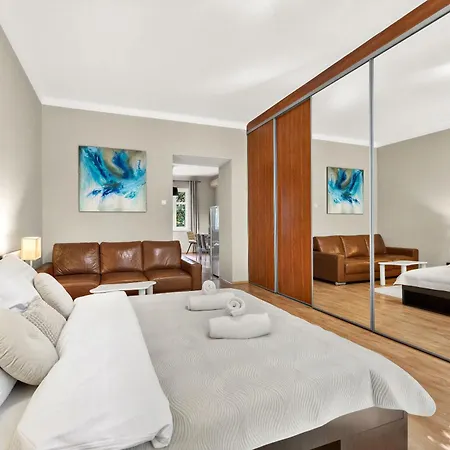 Spacious With Balcony - Old Town Apartment