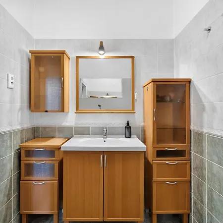 Spacious With Balcony - Old Town Apartment *