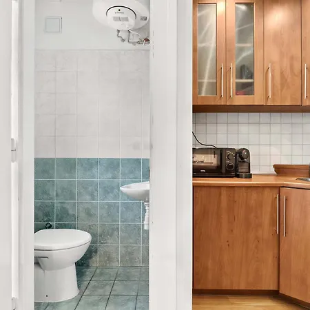 Spacious With Balcony - Old Town Apartment