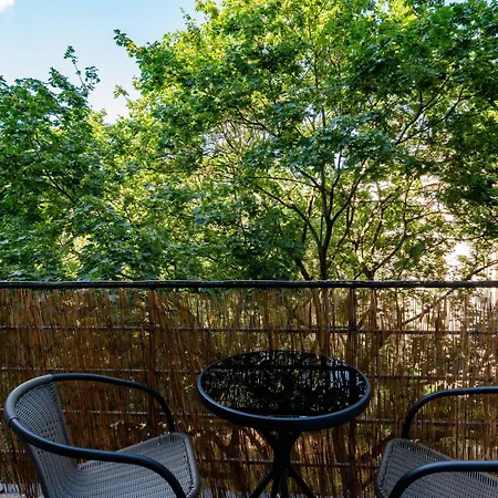 Spacious With Balcony - Old Town Apartment