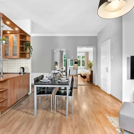 Spacious With Balcony - Old Town Apartment Pressburg