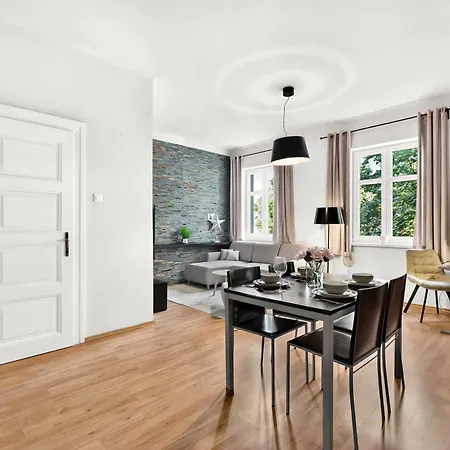 Apartment Spacious With Balcony - Old Town *