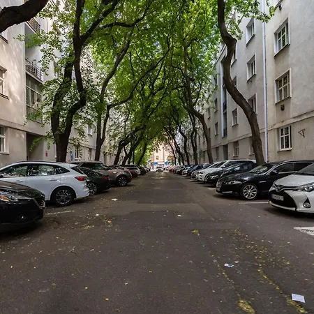 Spacious With Balcony - Old Town Apartment *